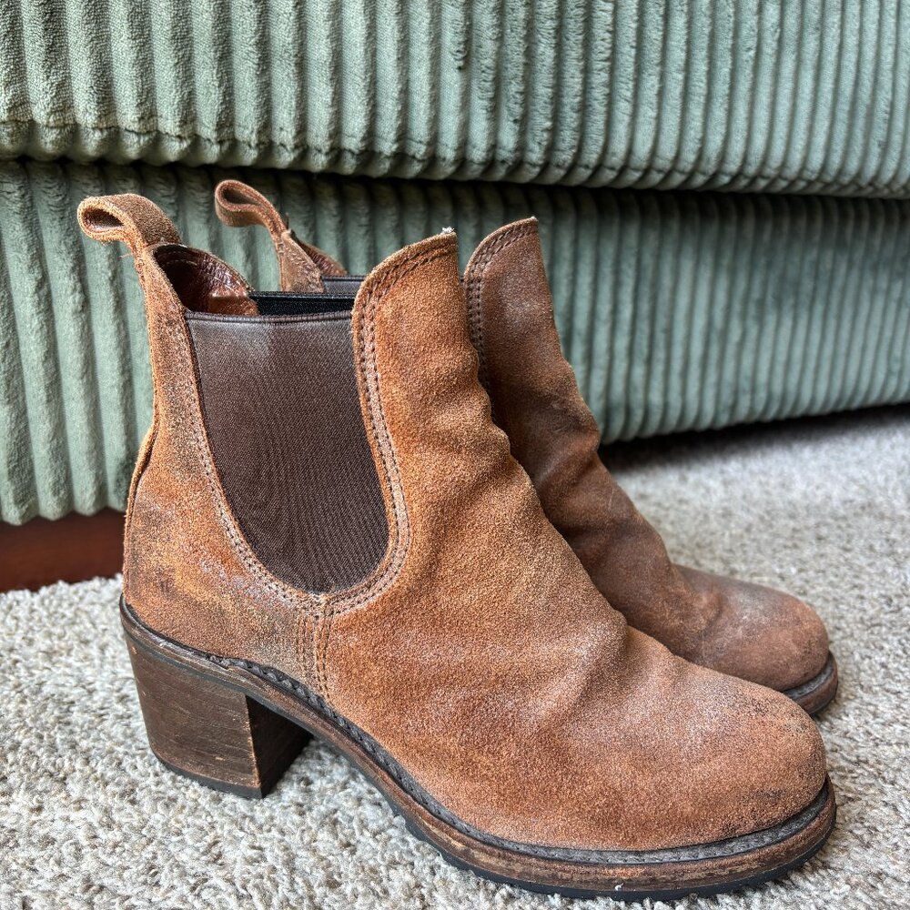 Frye Sabrina Chelsea Leather Ankle Booties Distressed Brown